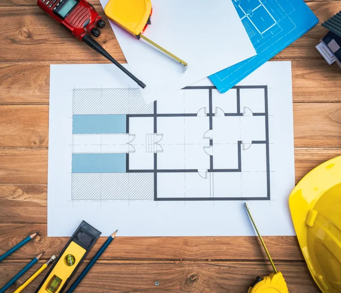 Baumeister und Architekt besprechen Bauplan im Büro