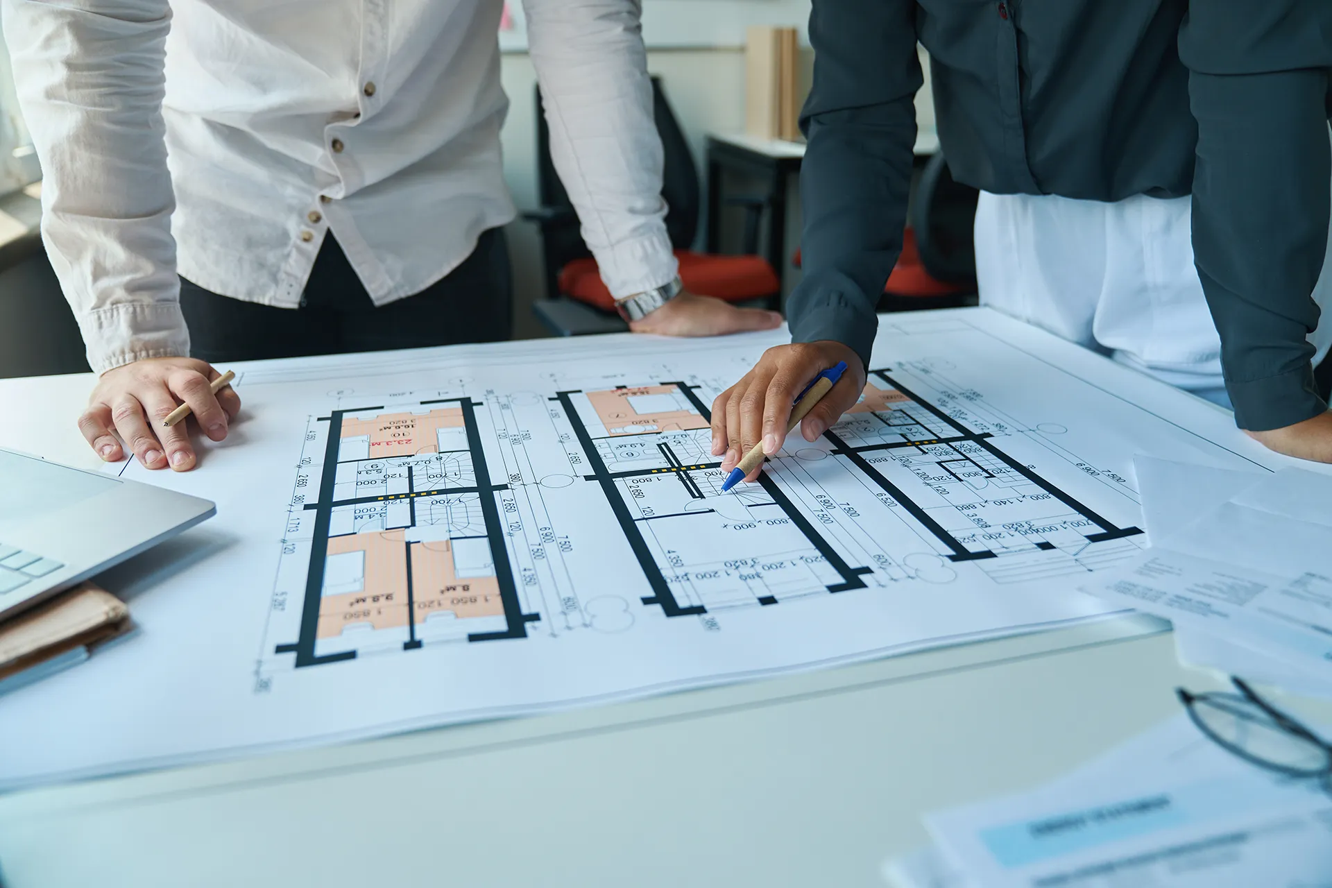 Detailplan auf Schreibtisch mit Besprechung der Umsetzung